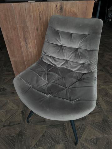 4 Grijze Eetkamerstoelen beschikbaar voor biedingen