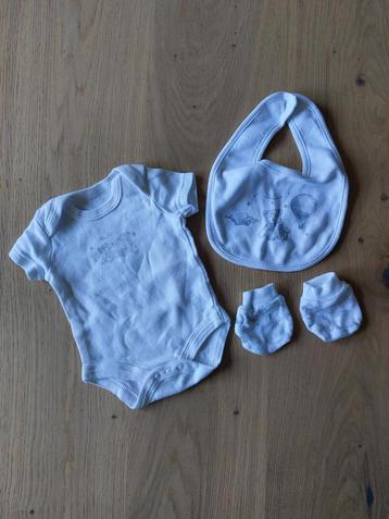 Romper (maat 0-3 maanden), slabber en handschoentjes beschikbaar voor biedingen