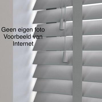 Lichtgrijze houten jaloezieën 143,5x185cm beschikbaar voor biedingen