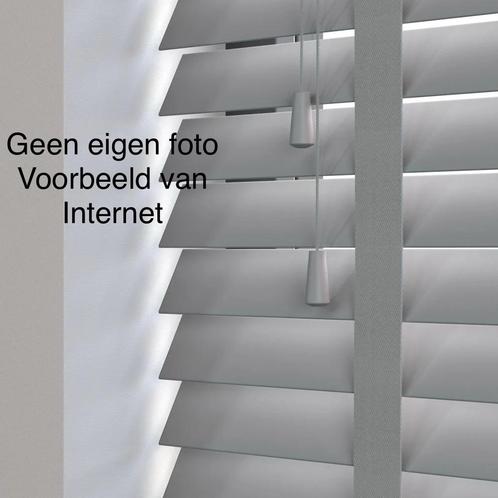 Lichtgrijze houten jaloezieën 143,5x185cm, Huis en Inrichting, Stoffering | Gordijnen en Lamellen, Nieuw, 150 tot 200 cm, 100 tot 150 cm