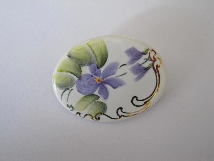 Broche glas paarse bloemen met verguld detail, Sieraden, Tassen en Uiterlijk, Broches, Zo goed als nieuw, Overige materialen, Paars