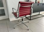 1x Vitra Eames ea108 stoel bordeaux rood leer, Huis en Inrichting, Stoelen, Vitra, Leer, Ophalen of Verzenden, Zo goed als nieuw