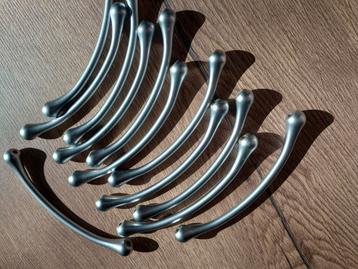 Handgrepen keukendeurtjes beschikbaar voor biedingen