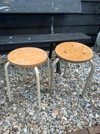 Twee mooie oude krukjes, Huis en Inrichting, Krukjes, Ophalen of Verzenden, Zo goed als nieuw, Hout