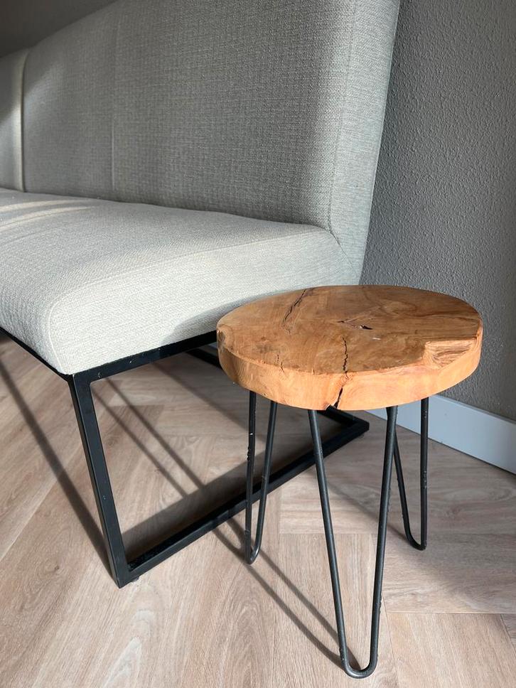 Houten bijzettafel met metalen poten, Huis en Inrichting, Tafels | Bijzettafels, Zo goed als nieuw, Rond, Minder dan 45 cm, Minder dan 55 cm