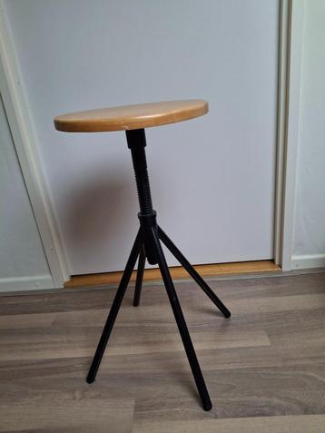 In hoogte verstelbare kruk beschikbaar voor biedingen
