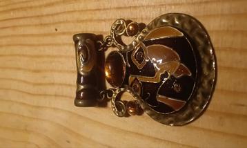 Vintage ketting hanger beschikbaar voor biedingen