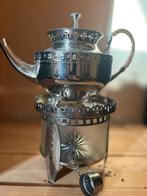 Antieke koffie en-of theepot op theestoof, Ophalen