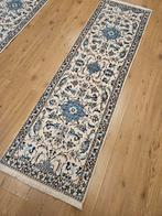 Handgeknoopt perzisch tapijt loper nain 207x60, Huis en Inrichting, Stoffering | Tapijten en Kleden, Info@SlatsAntiek.nl, Crème