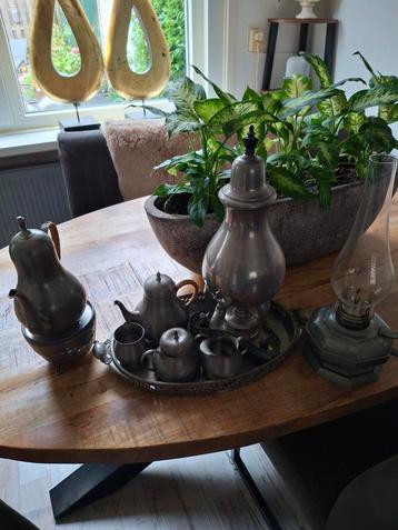 Tinnen theeset met olielamp beschikbaar voor biedingen