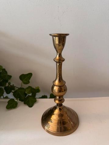 Klassiek messing kandelaar beschikbaar voor biedingen