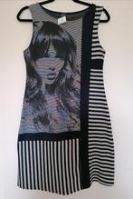 SUPER LEUK jurkje donkerblauw met grijs en vrouwenprint S, Overige kleuren, Nieuw, Ophalen of Verzenden, Maat 36 (S)