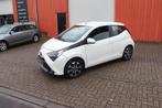 Toyota Aygo 1.0 VVT-i x-play , navigatie, Auto's, Toyota, Voorwielaandrijving, Stof, Gebruikt, 4 stoelen