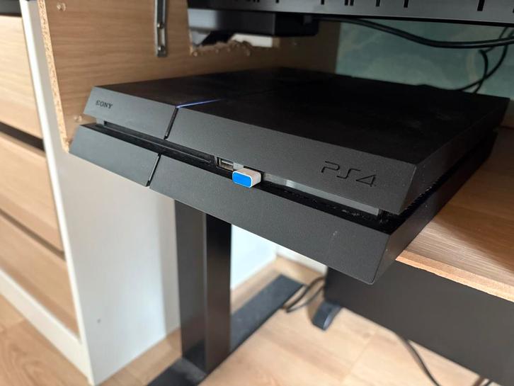 PS4 console + controller + 3 games, Spelcomputers en Games, Games | Sony PlayStation 4, Zo goed als nieuw, 1 speler, Vanaf 3 jaar