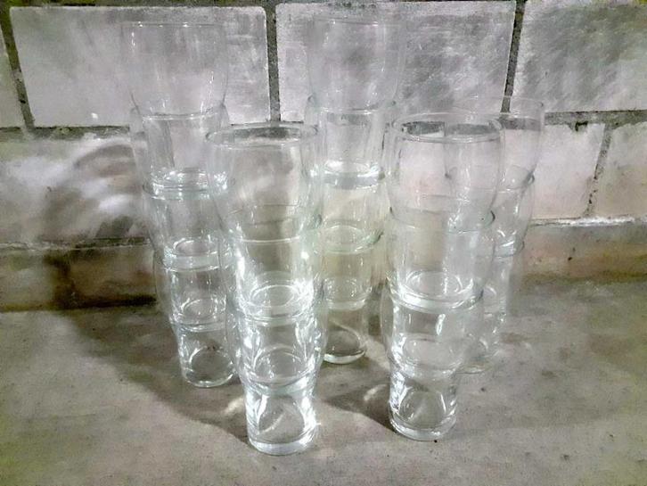 17x drinkglas 12cm hoog (boven breed ; onder smal) glazen h5, Huis en Inrichting, Keuken | Servies, Zo goed als nieuw, Glas of Glazen