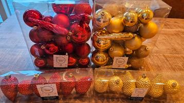 Kerstballen en -versiering rood en goud beschikbaar voor biedingen