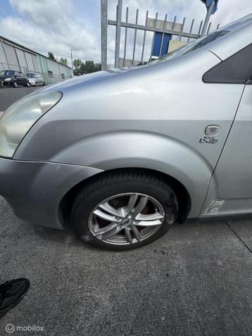 Voorscherm links grijs Toyota Corolla Verso ('02-'06) beschikbaar voor biedingen