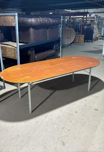 Ovale klaptafel beschikbaar voor biedingen