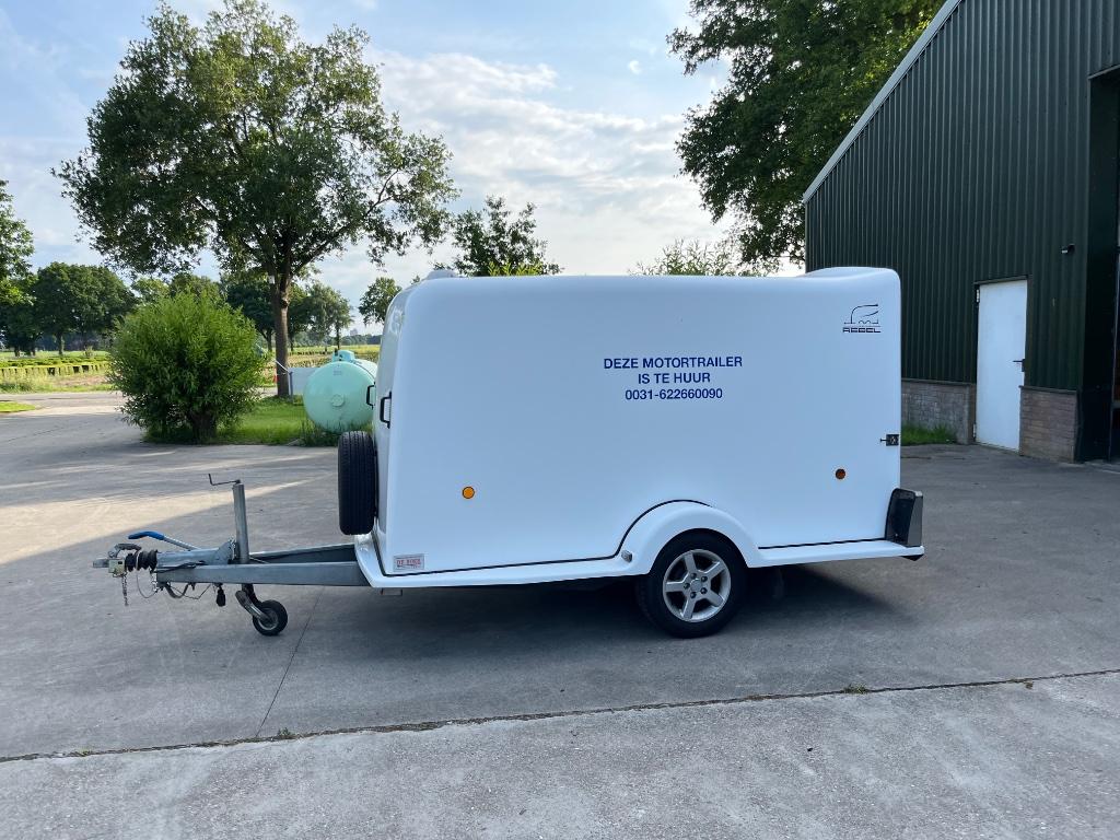 Te huur, exclusieve, gesloten en geremde motortrailer, Auto diversen, Aanhangers en Bagagewagens, Nieuw, Ophalen