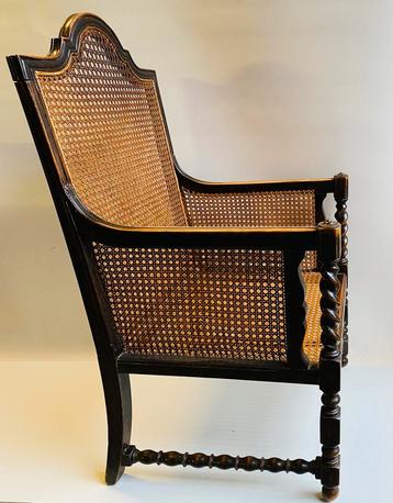 Antiek houten fauteuil met webbing zitting beschikbaar voor biedingen