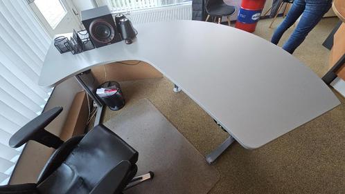 In hoogte verstelbaar hoekbureau grijs met stopcontacten, Huis en Inrichting, Bureaus, Gebruikt, Bureau, Elektrisch, In hoogte verstelbaar