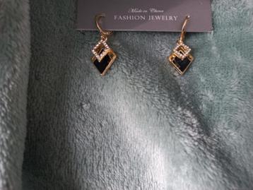 Goudkleurig oorbellen beschikbaar voor biedingen