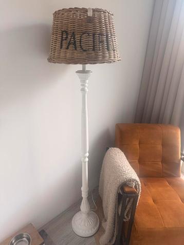 Mooie Staande Lamp met Rotan Kap beschikbaar voor biedingen