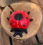 GIETIJZEREN LIEVEHEERSBEESTJE GEKLEURD MET LOSSE DEKSELTJE, Tuin en Terras, Dierenbeeld, -, -, Nieuw