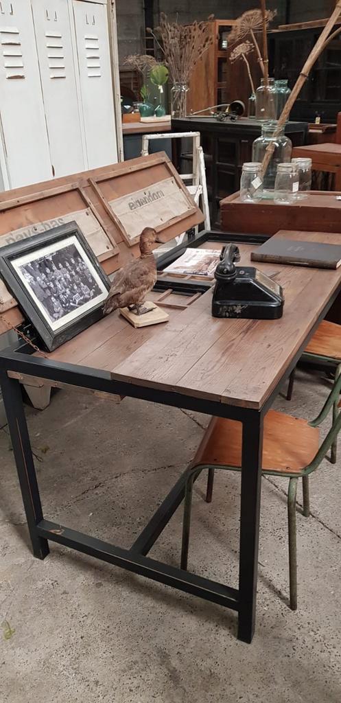 Industrieel vintage jaren 20 stijl bureau met postvakken, Huis en Inrichting, Bureaus, Gebruikt, Ophalen