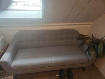 Stijlvolle grijze 3-zitsbank beschikbaar voor biedingen