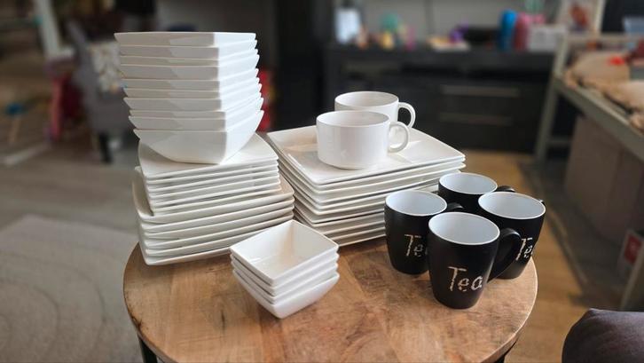 Yong Squito Servies - Dinerborden, Kommen & Meer!, Huis en Inrichting, Keuken | Servies, Zo goed als nieuw, Compleet servies, Effen