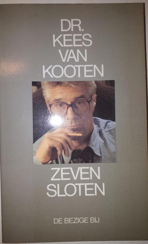 Zeven sloten - Kees van Kooten, Boeken, Humor, Gelezen, Ophalen of Verzenden