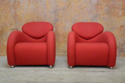 In NIEUWstaat! 2 rode stoffen design fauteuils!, Huis en Inrichting, Fauteuils, Zo goed als nieuw, Metaal, Stof, 75 tot 100 cm