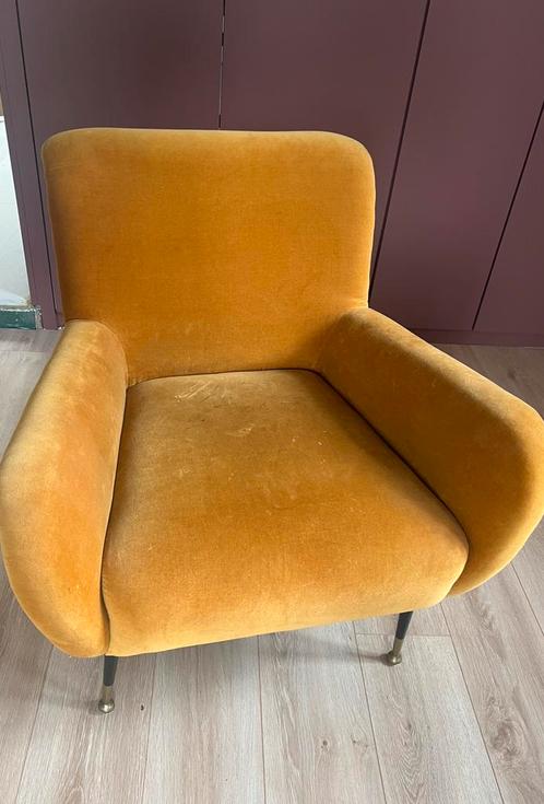 Okergele fauteuil met zwart/ gouden poten, Huis en Inrichting, Fauteuils, Zo goed als nieuw, 50 tot 75 cm, Minder dan 75 cm, Ophalen
