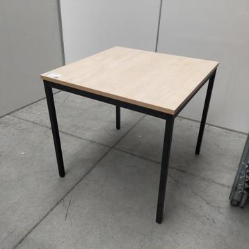 Vierkante tafel - 80x80 cm beschikbaar voor biedingen
