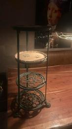Groene gietijzeren etagere met 2 houten borden 69 cm, Huis en Inrichting, Woonaccessoires | Etagères, Ophalen, Zo goed als nieuw