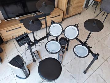 Roland TD-07 drumset met versterker en extra's in nieuwstaat beschikbaar voor biedingen