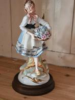 Oud beeld - Meisje met bloemen mand, Antiek en Kunst, Ophalen of Verzenden