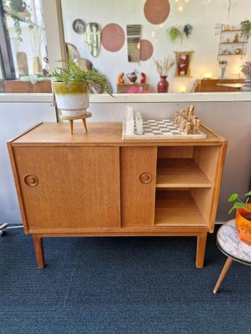Vintage kastje met schuifdeurtjes ronde greep 70s beschikbaar voor biedingen