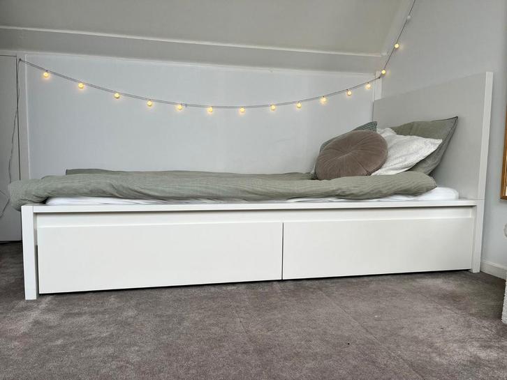 Eenpersoons Ikea Malm bed met lades, Huis en Inrichting, Slaapkamer | Bedden, Zo goed als nieuw, Eenpersoons, 90 cm, 200 cm, Hout