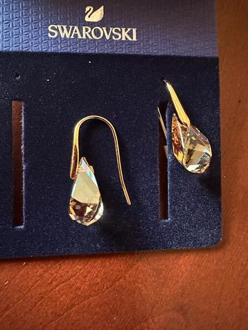 Swarovski oorstekers goud beschikbaar voor biedingen
