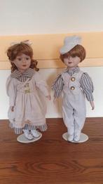 2 poppen op standaard met porseleinen hoofdjes, Verzamelen, Poppen, Ophalen of Verzenden, Zo goed als nieuw, Pop
