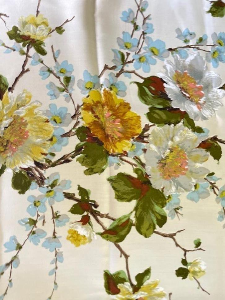 Stof crème bloemen met glans retro vintage, Hobby en Vrije tijd, Stoffen en Lappen, Nieuw, Katoen, 120 cm of meer, 30 tot 200 cm