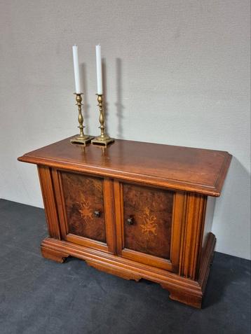 Vintage kastje op wieltjes beschikbaar voor biedingen