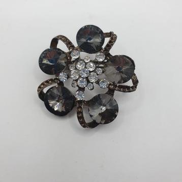 Vintage broche beschikbaar voor biedingen