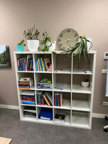 Mooie vakkenkast beschikbaar voor biedingen