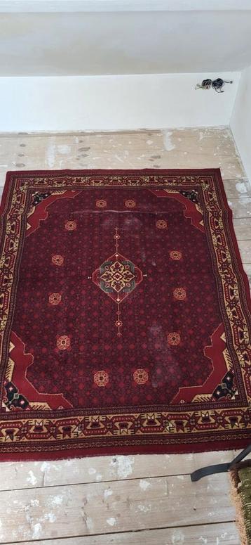 Rood Oosters Tapijt beschikbaar voor biedingen