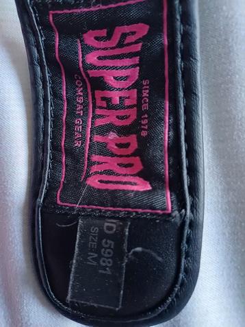 Kickboks set (handschoenen+scheenbeschermers) z.g.a.n. beschikbaar voor biedingen