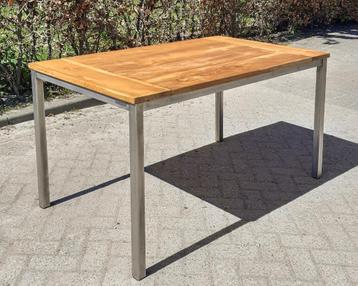 Eettafel met Amerikaans eiken blad beschikbaar voor biedingen