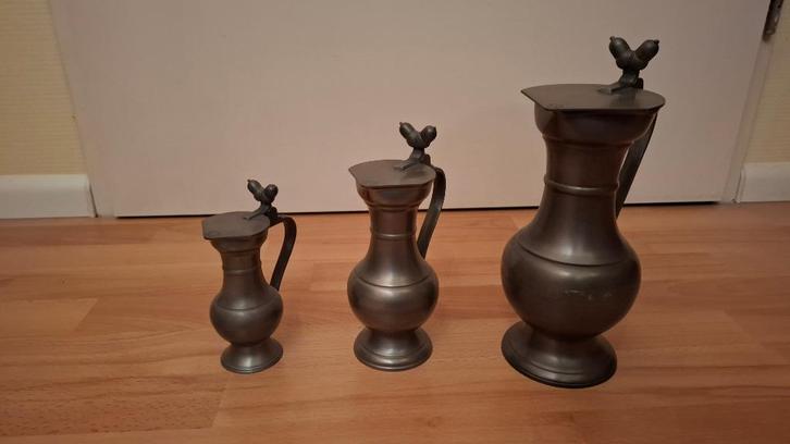 Drie fraaie tinnen karaffen - Zijlstra Tiel, Antiek en Kunst, Antiek | Tin, Ophalen of Verzenden